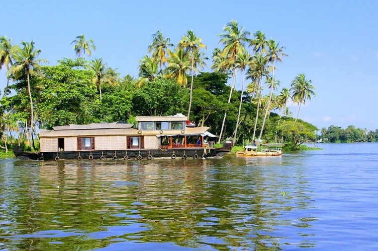 Large rent houseboat in kerala