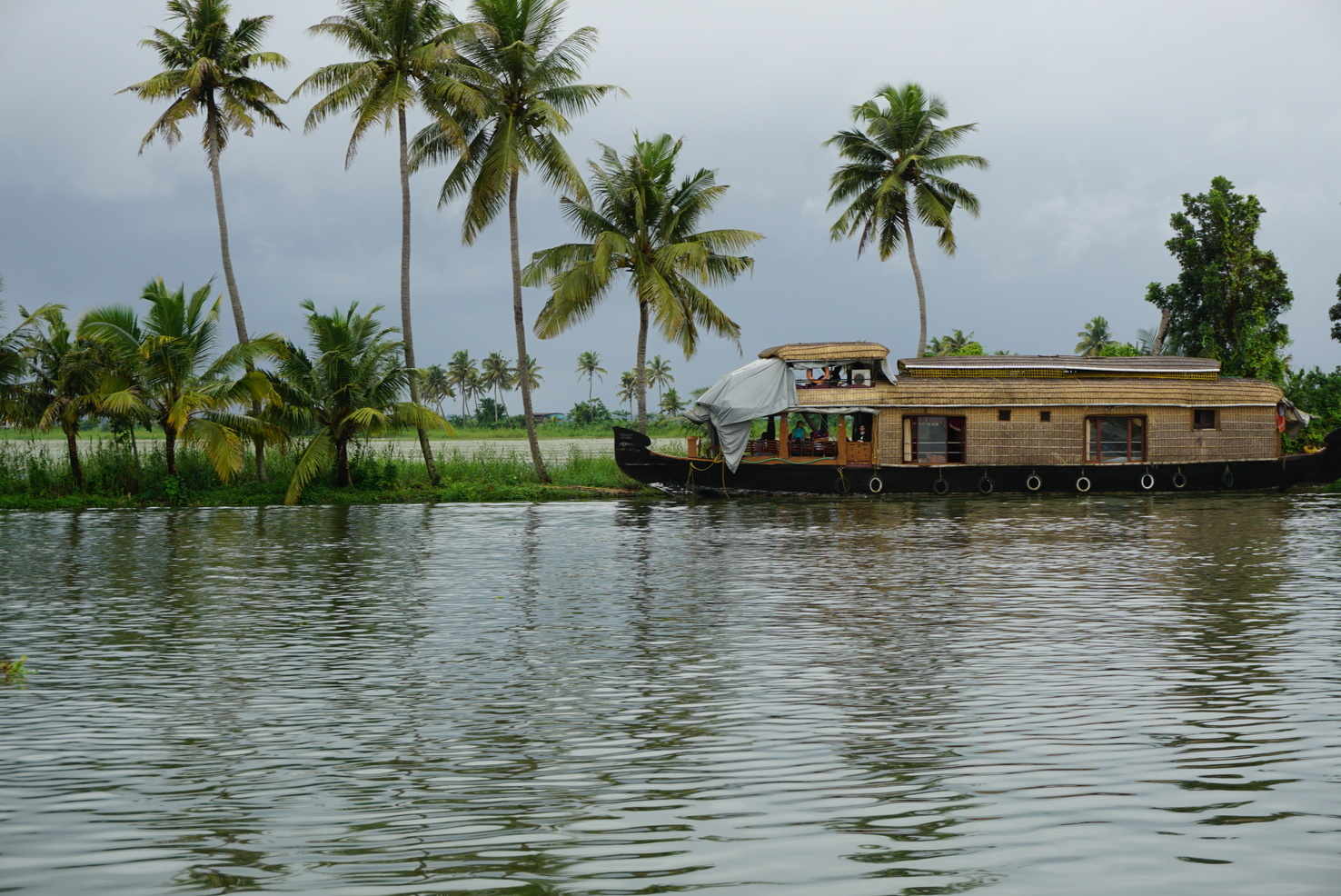 Large houseboat backwaters
