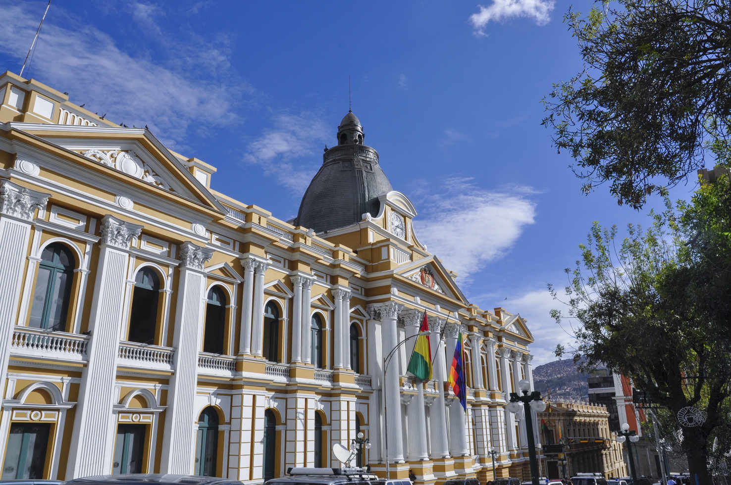 Large palacio de la asamblea legislativa de bolivia  vista lateral
